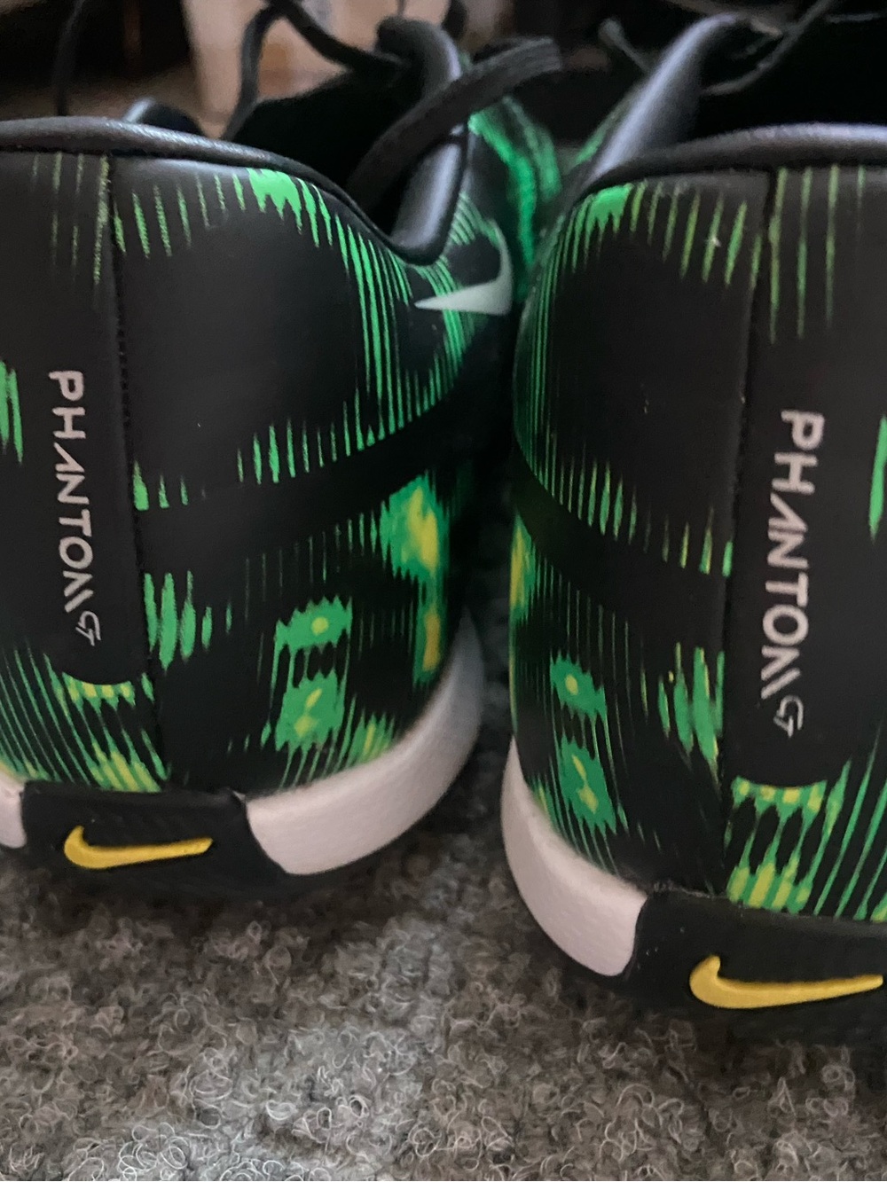Nike Phantom Indoor Soccer shoes Black Green Sneakers with White Swoosh - Picture 2 of 4